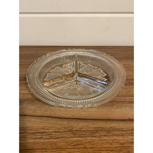 Vintage Imperial Glass Intaglio Fruit 3 Slot Frosted Relish 7 3/8"‎ Charcuterie - Picture 1 of 5